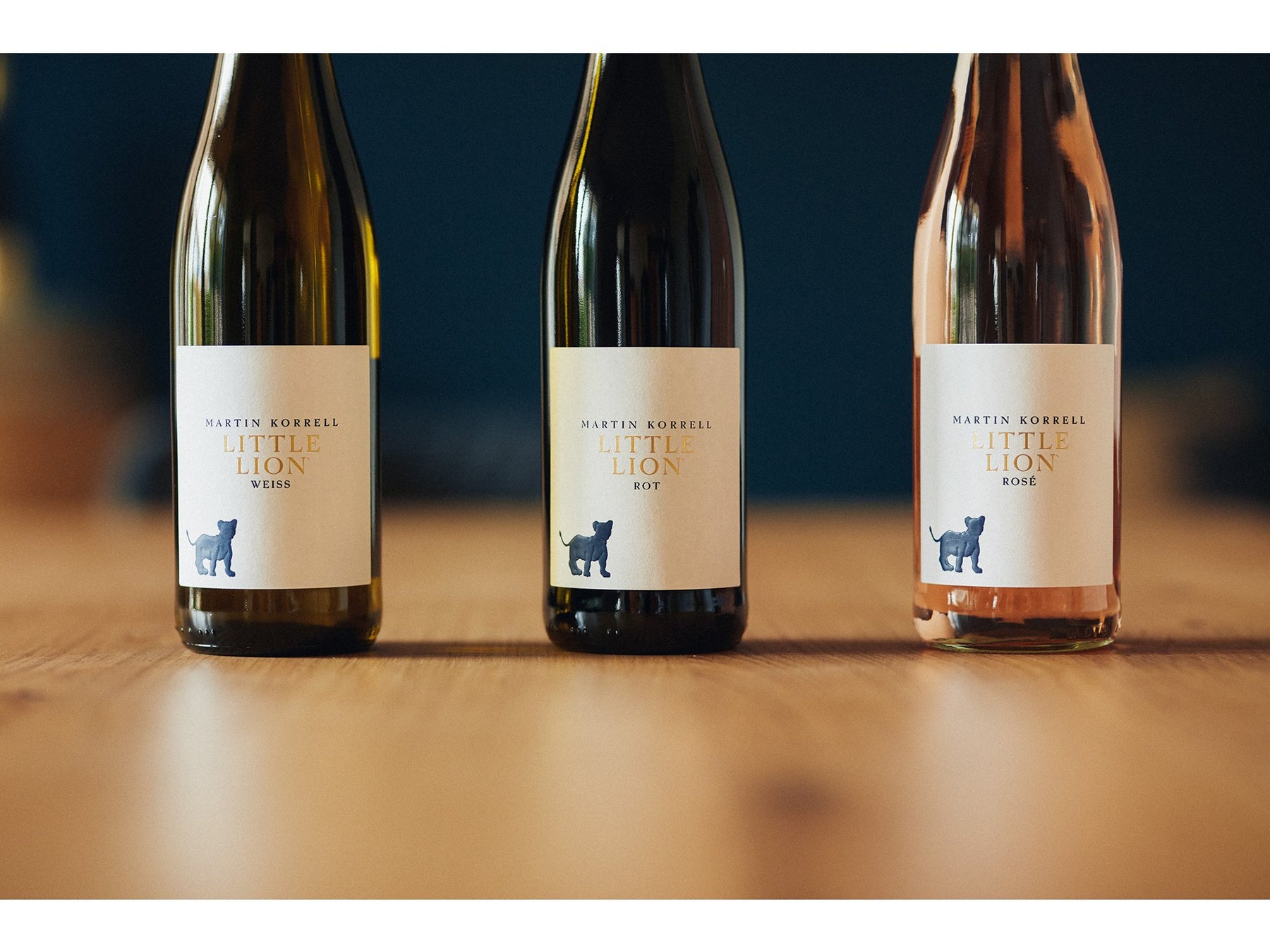 drei Little Lion Weine auf Holztisch