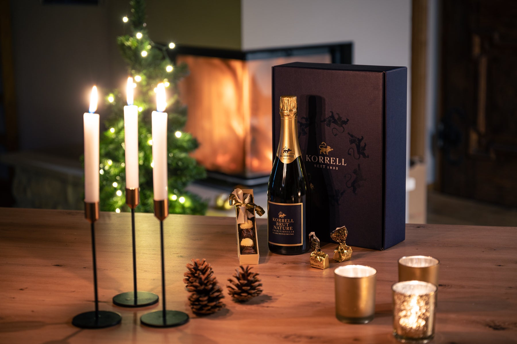 3er Wein in Holzkiste neben Präsent auf Fell