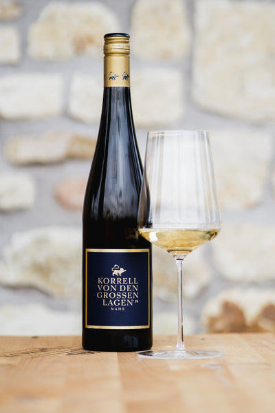 Von den großen Lagen Riesling Flasche neben Glas