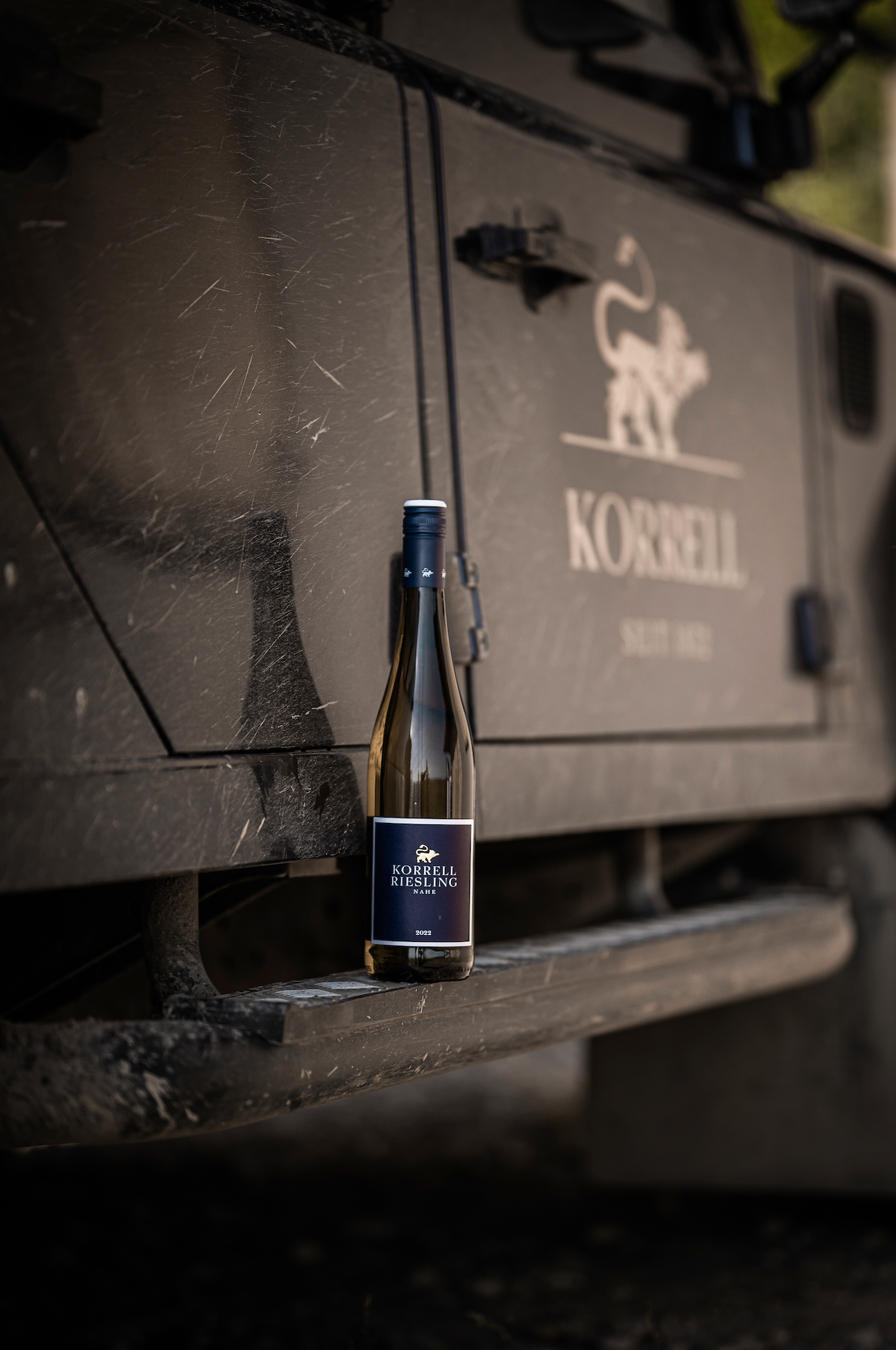 Korrell Riesling vor Auto