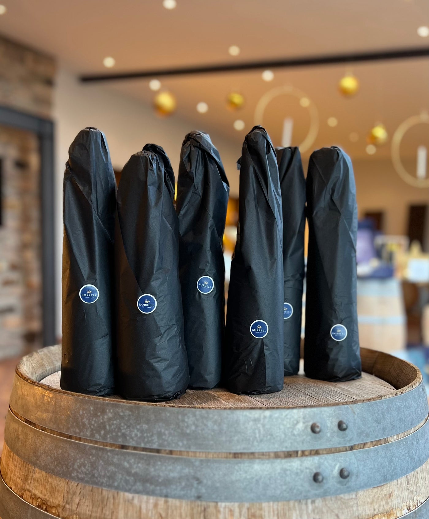 6 schwarz eingepackte Flaschen