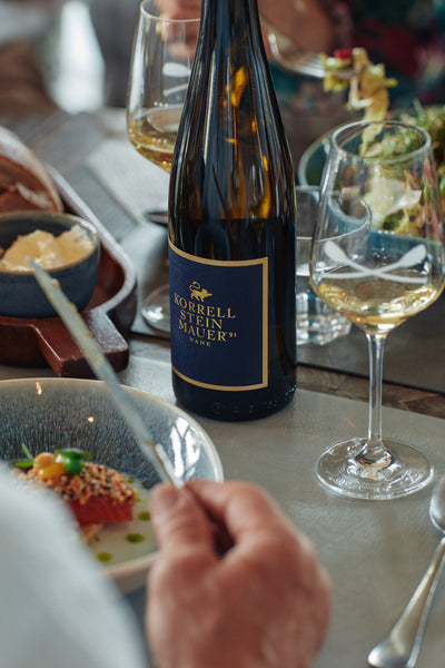 Steinmauer Flasche auf Tisch bei Essen