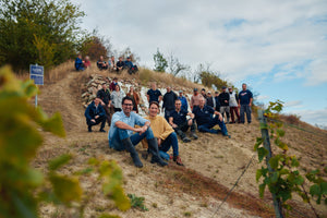 Team Korrell im Weinberg vor Steinmauer