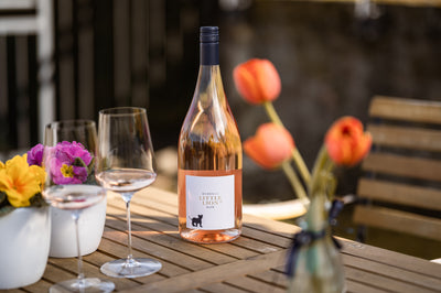 Little Lion Rosé Magnum auf Tisch mit Blumen und Gläser