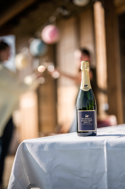 Riesling Brut Sekt Flasche auf Tisch