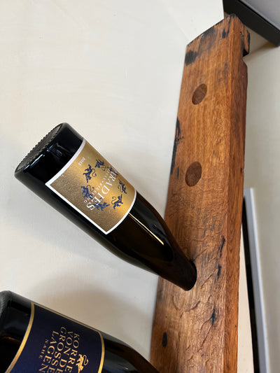 Weinregal aus Holz mit Flasche